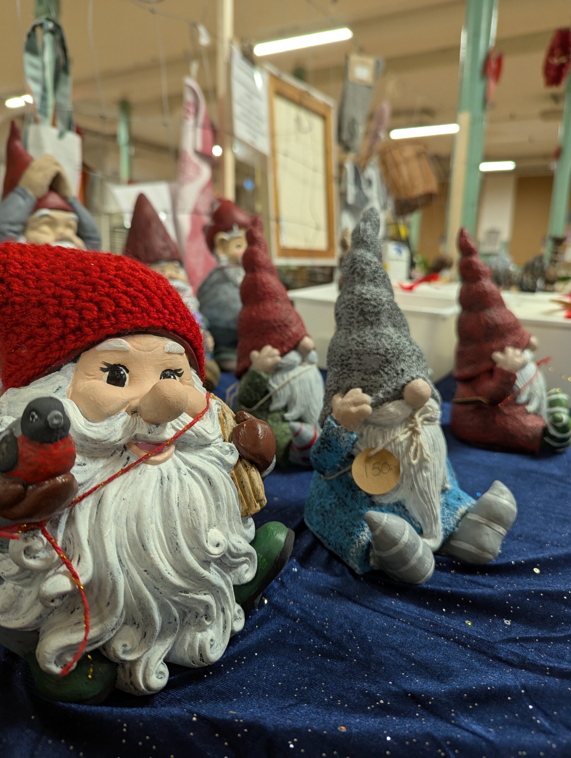 Ostbrickor med text. Du hittar dem i Rydals Pelarsal