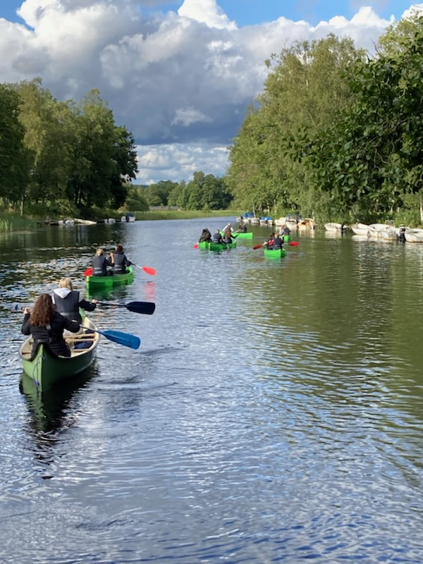 Ostbrickor med text. Du hittar dem i Rydals Pelarsal