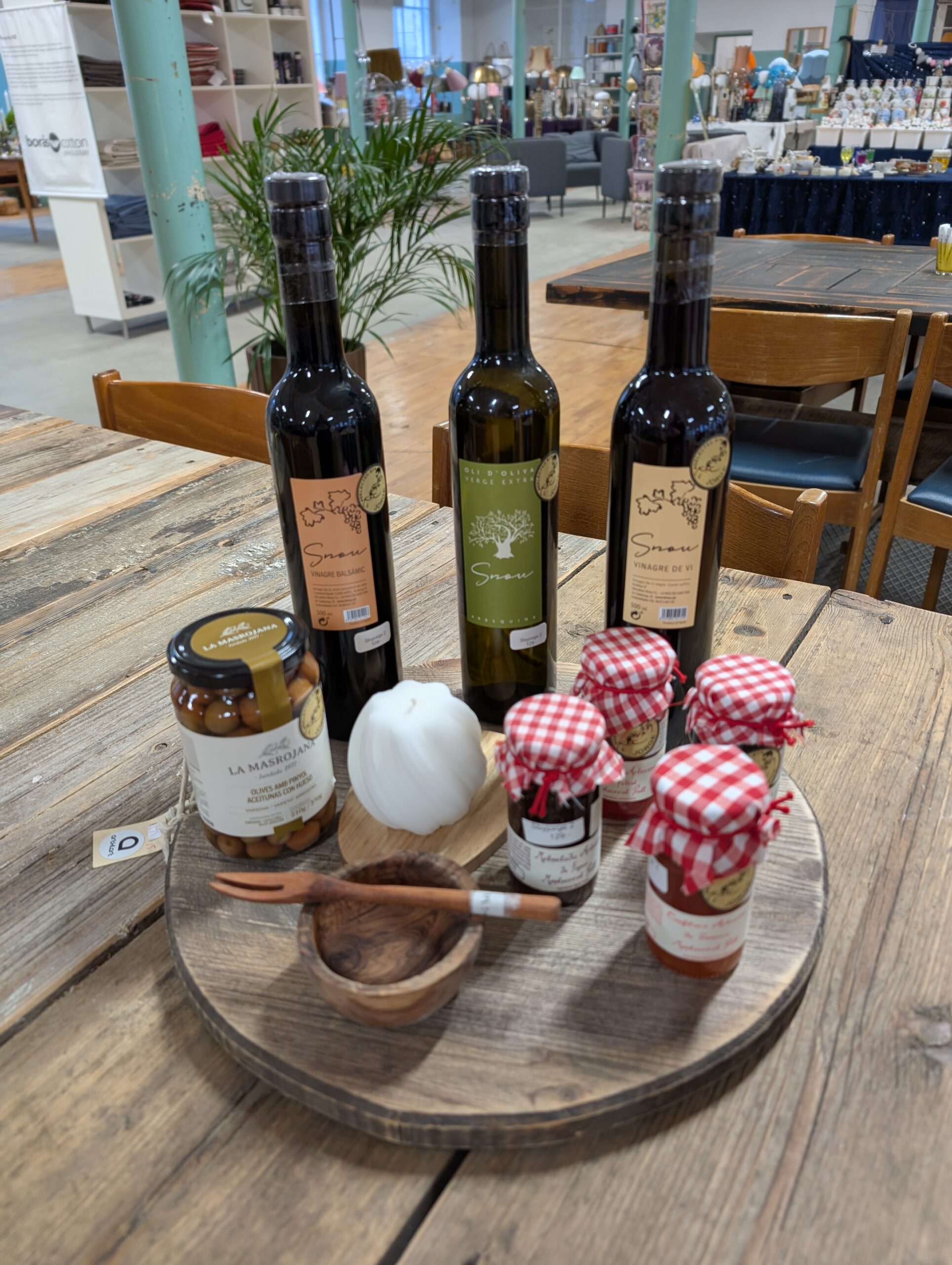 Ostbrickor med text. Du hittar dem i Rydals Pelarsal